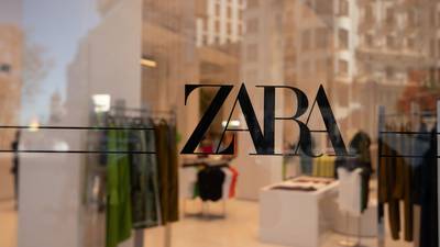 Vestido de US$ 90 da Zara feito de emissões de carbono esgota em uma semanadfd