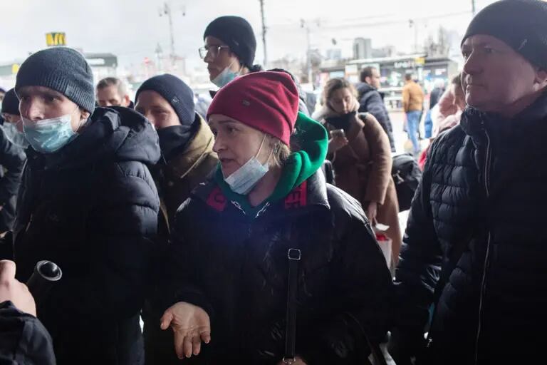 Los residentes esperan para salir de la capital mientras los trenes se retrasan o se cancelan en la estación de tren de Kyiv-Pasazhyrskyi en Kiev.dfd