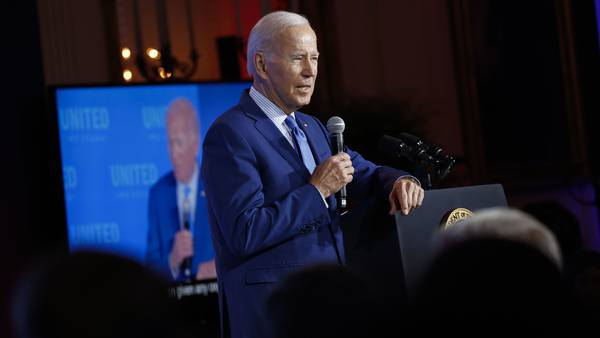 Biden critica a los republicanos y los acusa de usar migrantes como “accesorios”dfd
