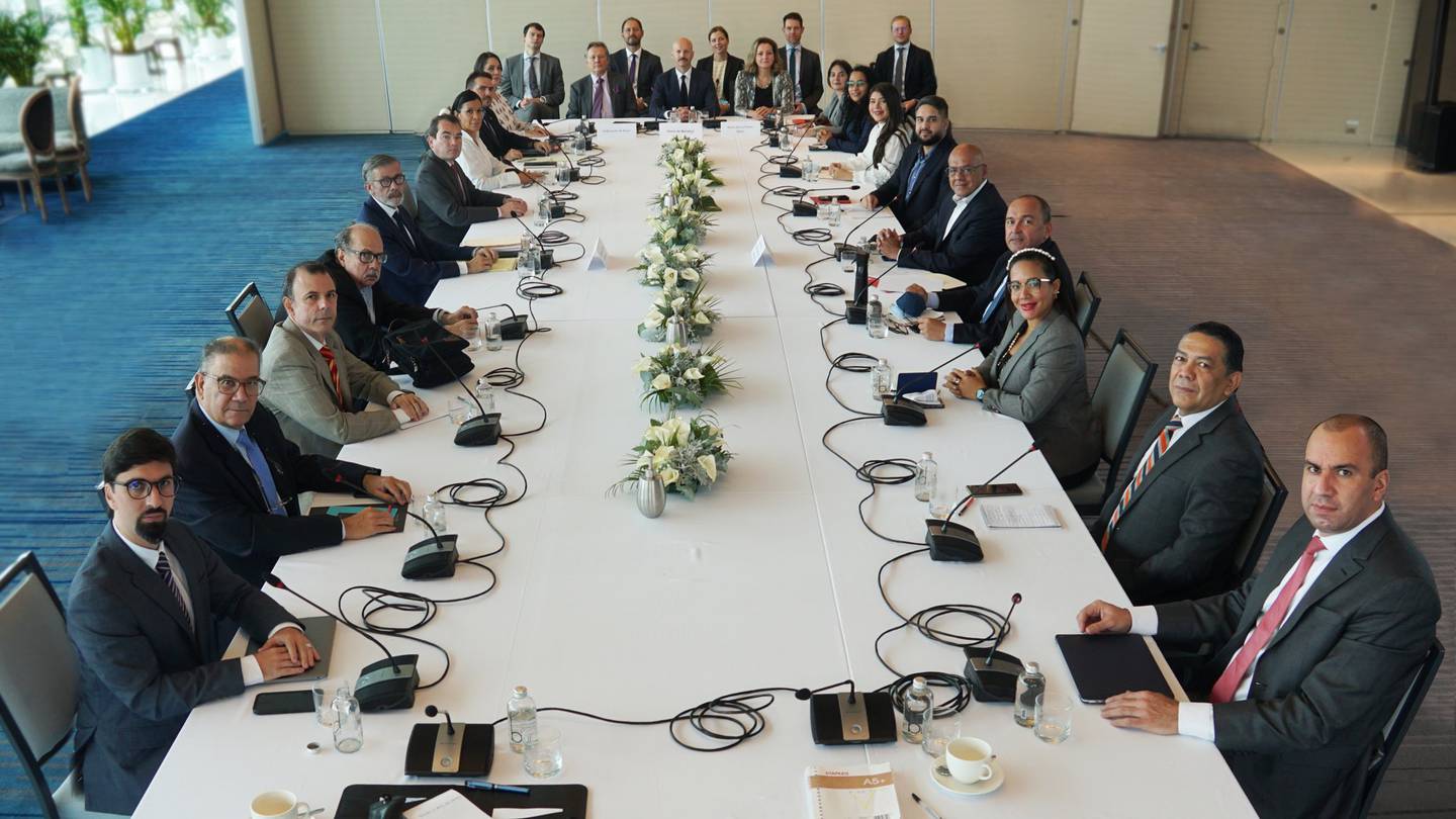 Mesa de Diálogo y Negociación sobre Venezuela en México, con delegaciones del oficialismo y la oposición, la facilitación del Reino de Noruega, y el acompañamiento de Rusia y Países Bajos.dfd