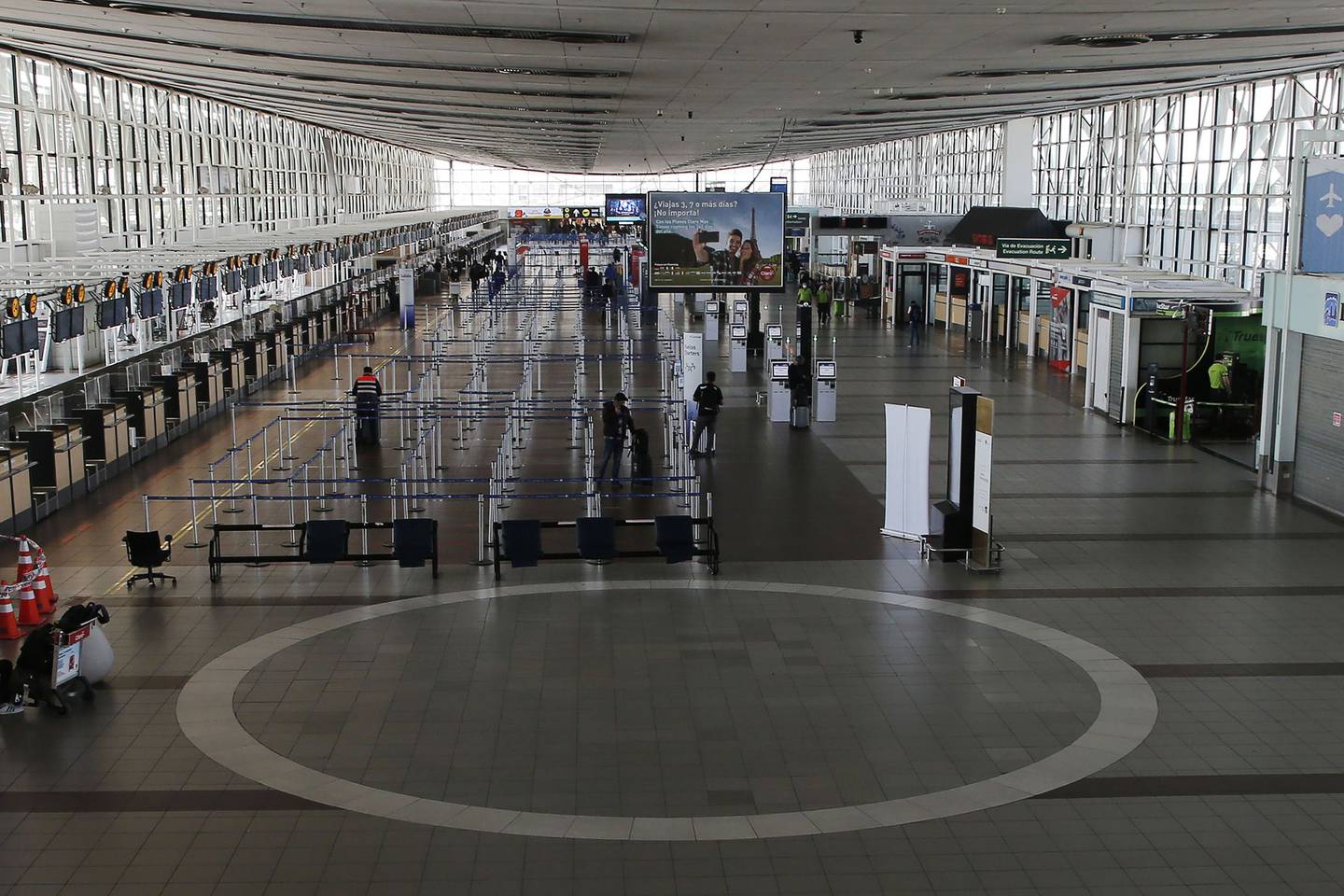 Pasajeros en el aeropuerto internacional Arturo Merino Benítez en Santiago, Chile.
