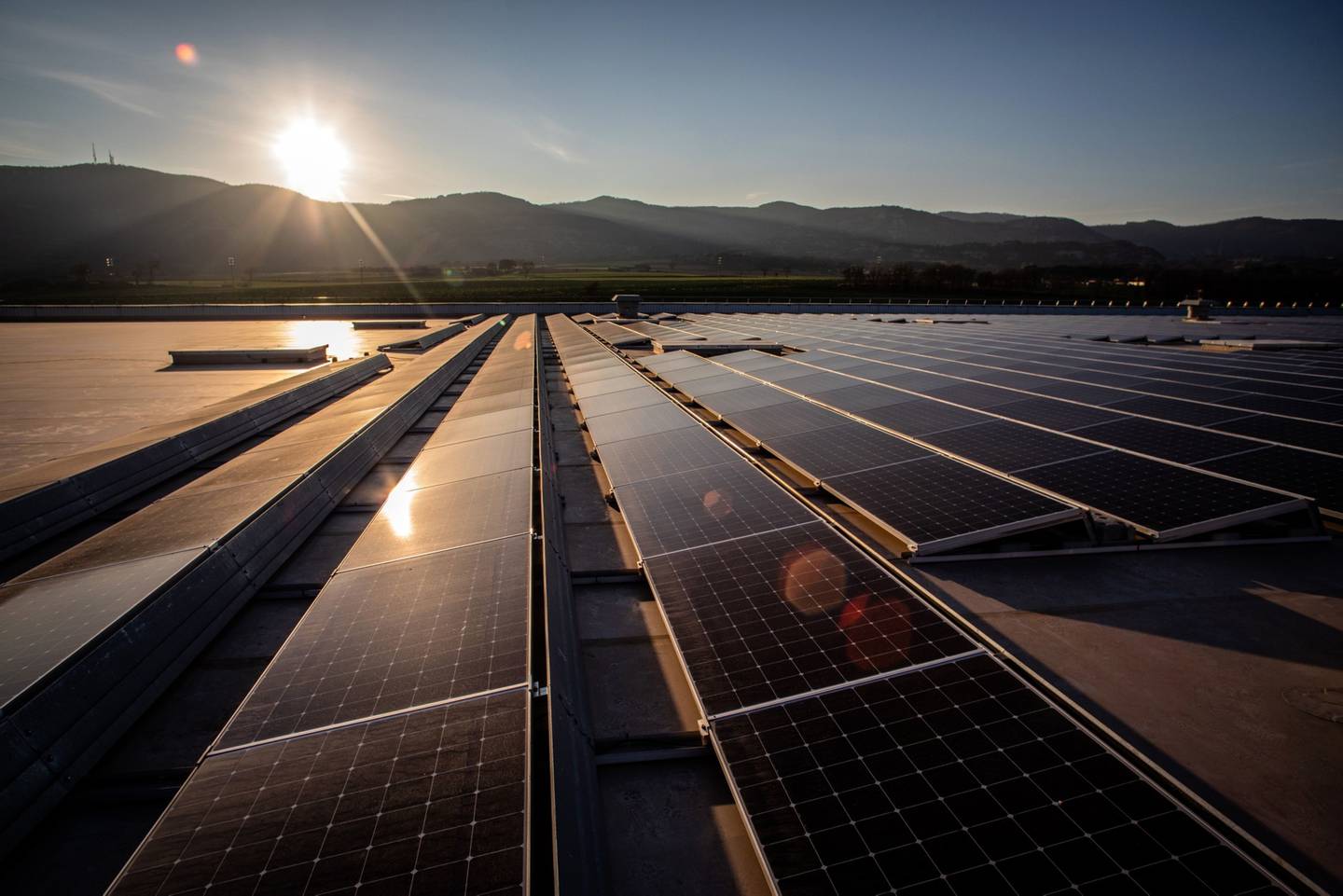 Descarbonizar a rede elétrica do país exigiria 3 mil gigawatts de energia solar até 2050, segundo estudo do Departamento de Energia