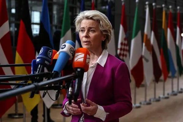 Ursula von der Leyen, presidenta de la Comisión Europea, habla con la prensa en el primer día de una cumbre especial de líderes de la Unión Europea (UE) en la sede del Consejo Europeo en Bruselas, Bélgica, el lunes 30 de mayo de 2022.