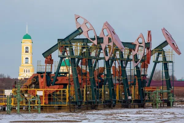 Gatos de bombeo de petróleo en Rusia. Fotógrafo: Andrey Rudakov/Bloomberg.