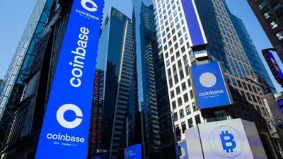 Los monitores muestran la señalización de Coinbase durante la oferta pública inicial (OPI) de la compañía en el Nasdaq MarketSite en Nueva York, Estados Unidos, el miércoles 14 de abril de 2021.
