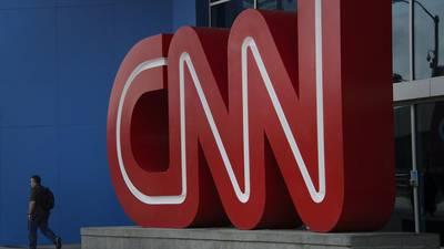 CNN despide a tres empleados por ir a la oficina sin vacunarsedfd