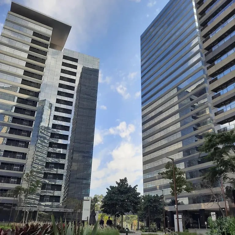 Na Avenida das Nações Unidas, torres do complexo do Parque da Cidade refletem a nova paisagem em construção para o pós-pandemia da área nobre da zona sul da cidadedfd