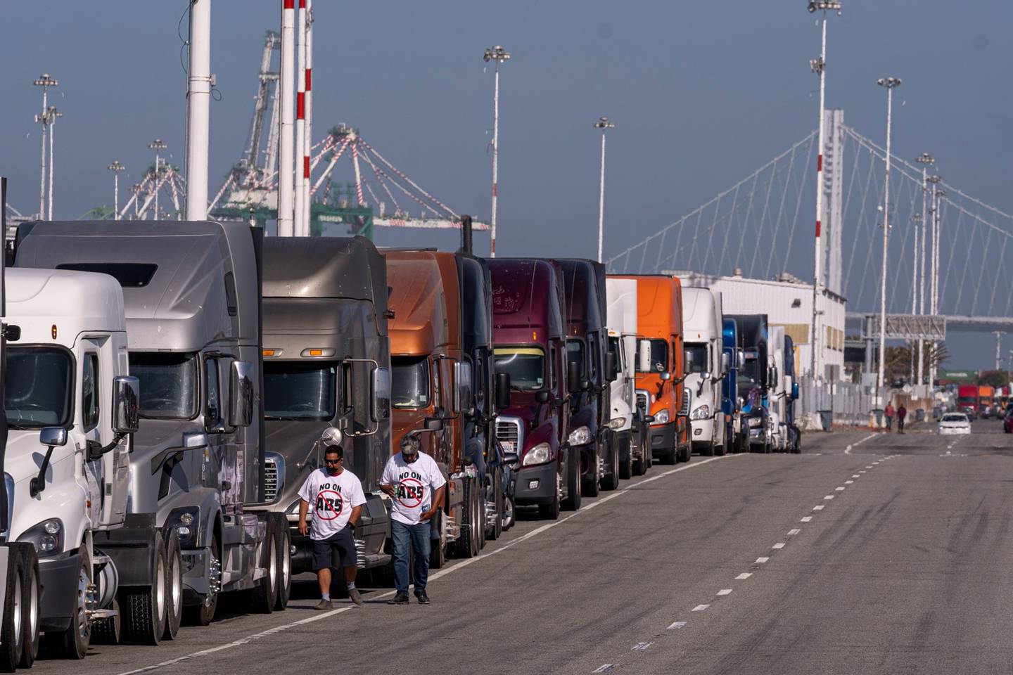 Camioneros protestan en el Puerto de Oakland en Oakland, California, Estados Unidos, el lunes 18 de julio de 2022. L