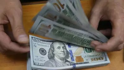 Cotações do dólar devem seguir pressionadas pelas incertezas sobre inflação, juros e eleições presidenciais, desafiando viajantes que buscam reduzir custos com a aquisição do papel-moeda