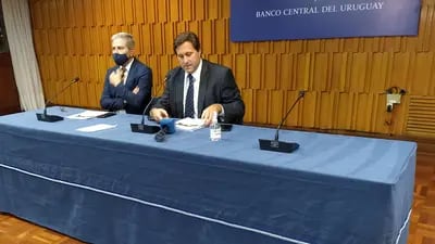 El presidente del BCU, Diego Labat, junto al vicepresidente Washington Ribeiro en una conferencia de prensa realizada este jueves.