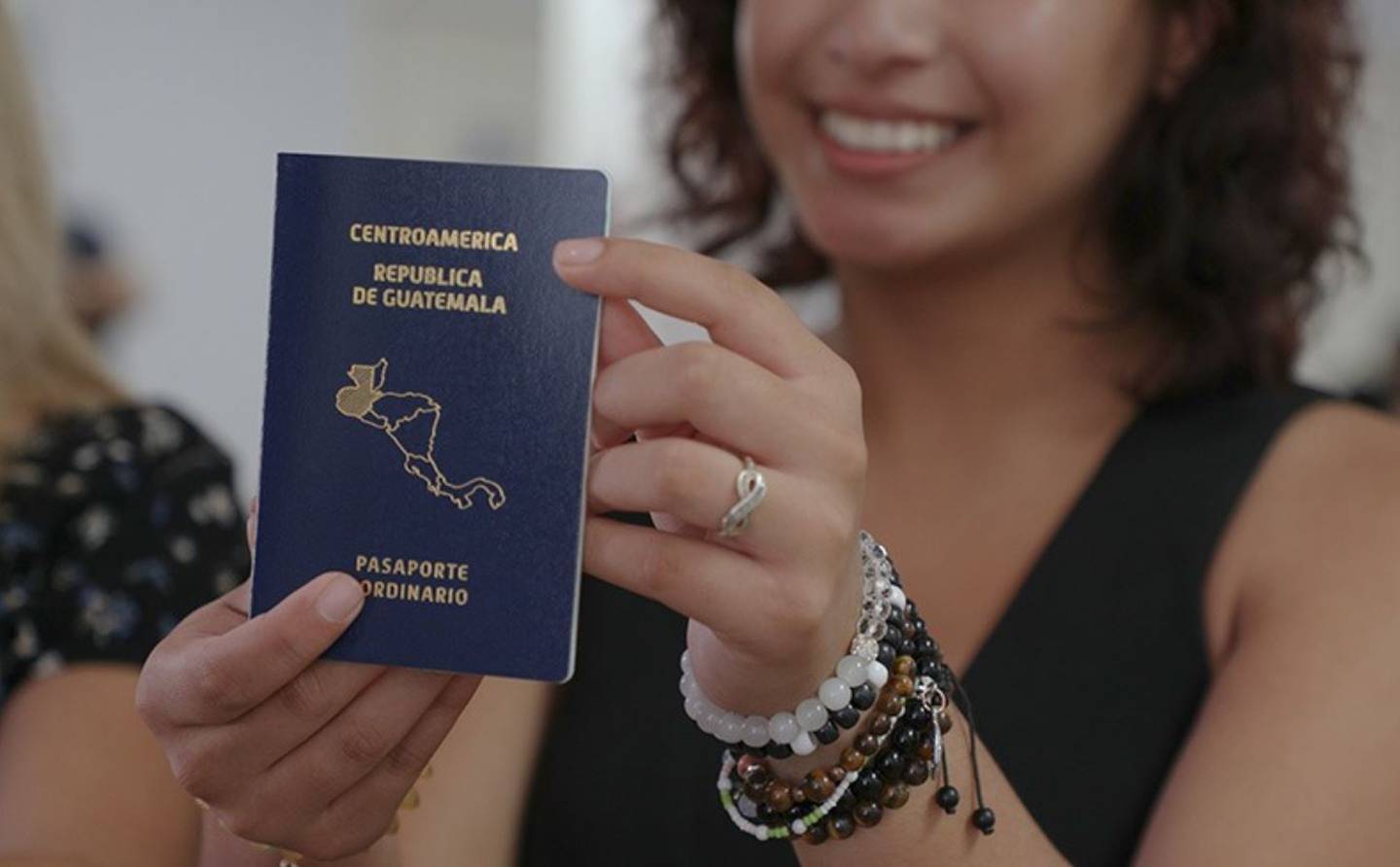 El Consulado General de Guatemala en Filadelfia, Pensilvania, entregó por primera vez en el exterior, el 16 de noviembre, el primer pasaporte con vigencia de 10 años.