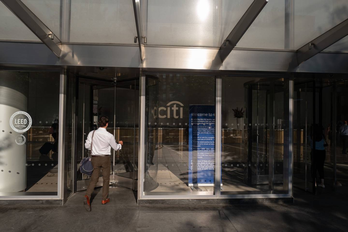 Un trabajador entra en la sede de Citigroup en Nueva York, EE.UU., el jueves 4 de agosto de 2022.