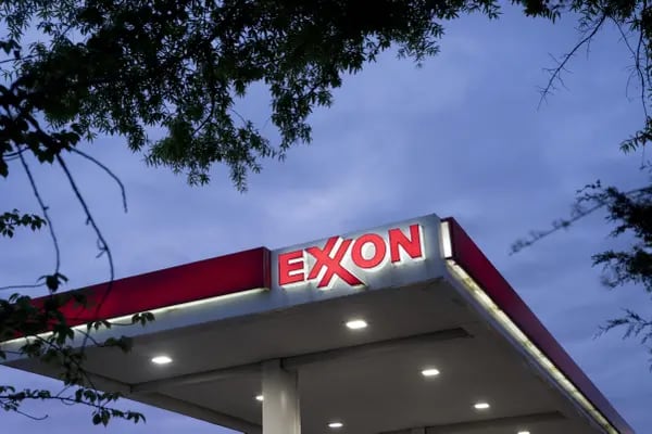 Cartelería en una gasolinera de Exxon Mobil Corp. en Falls Church, Virginia, Estados Unidos, el martes 28 de abril de 2020.