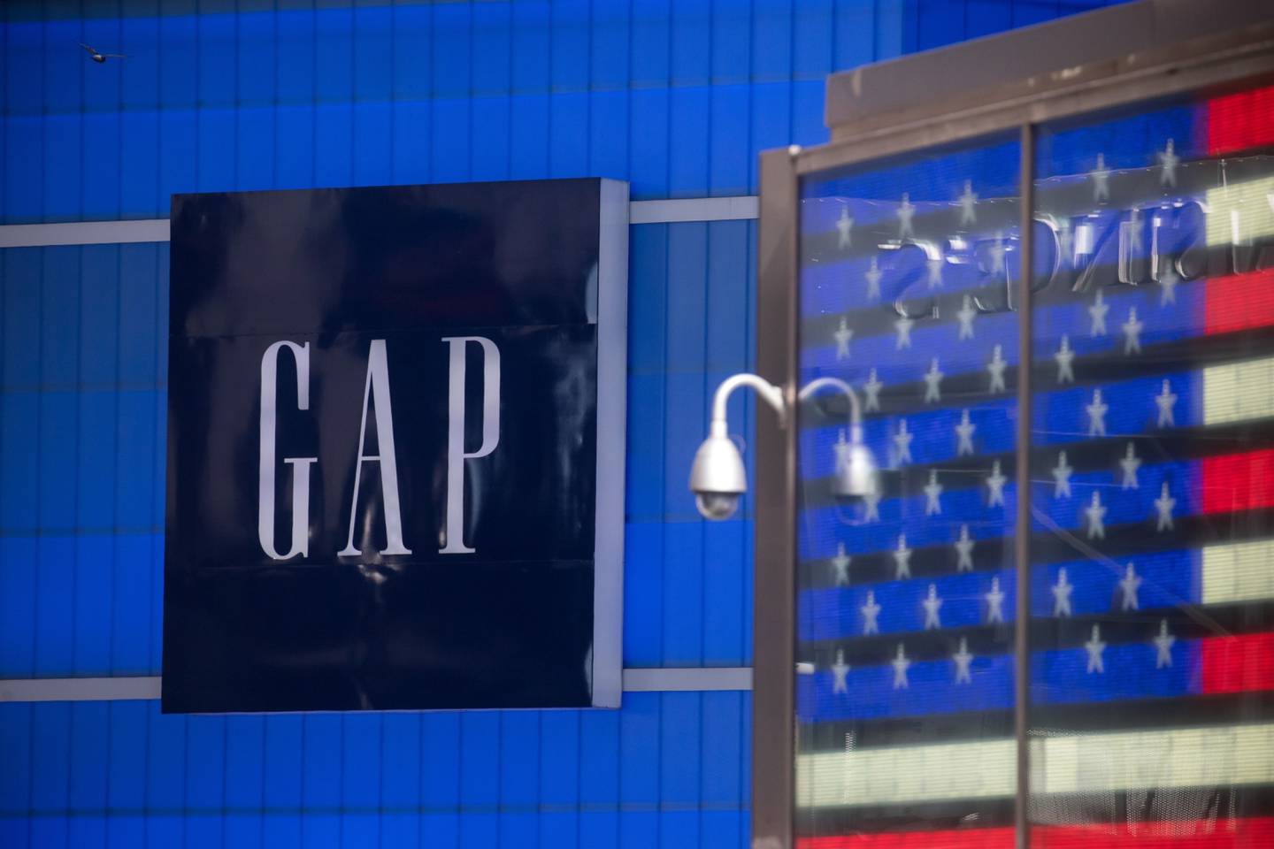 Cartelería en el exterior de una tienda Gap en Nueva York, Estados Unidos, el jueves 9 de marzo de 2023. Está previsto que Gap Inc. publique sus resultados el 9 de marzo.