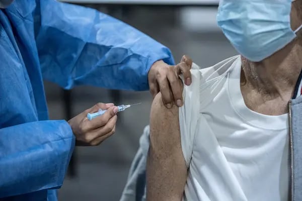 Un trabajador de la salud administra una dosis de la vacuna AstraZeneca contra el Covid-19 a un paciente en Buenos Aires, Argentina.