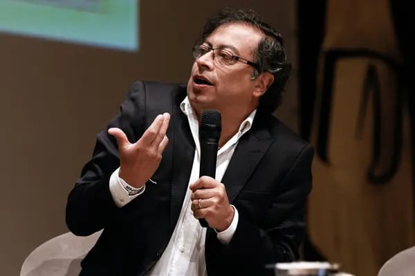 Gustavo Petro habla durante una discusión del Foro Nacional Ambiental (FNA) en Bogotá, Colombia, el martes 23 de enero de 2018.