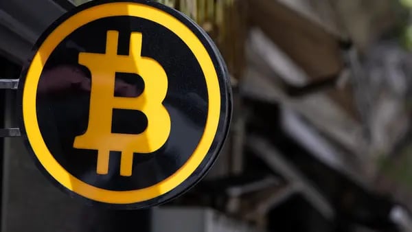 Bitcoin ultrapassa os US$ 73 mil em novo recorde com forte demanda por ETFsdfd