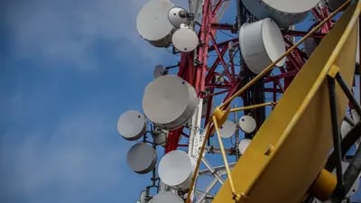 La antena arabólica se encuentra en la torre de transmisión de Rocacorba junto a una antena parabólica amarilla en Girona, España, el jueves 16 de julio de 2020.