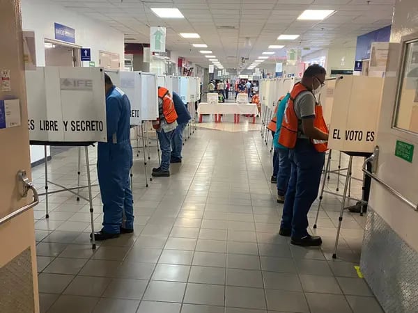 Trabajadores de la planta de General Motors, en Silao, acuden a votar con una la alta afluencia en las urnas con motivo de la consulta de legitimación del CCT. (Cortesía: Secretaría del Trabajo)