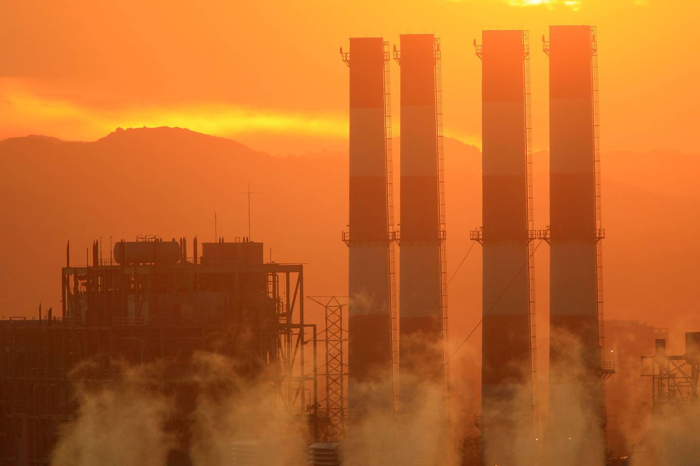 La estación generadora de San Fernando Valley del Departamento de Agua y Energía (DWP) se ve el 11 de diciembre de 2008 en Sun Valley, California.