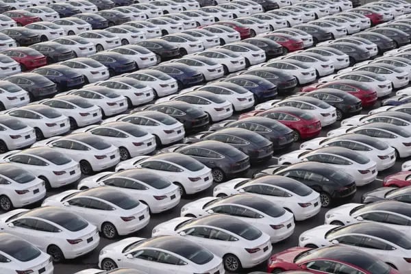 Vehículos de Tesla Inc. en un estacionamiento tras llegar a un puerto en Yokohama, Japón, el lunes 14 de febrero de 2022.
