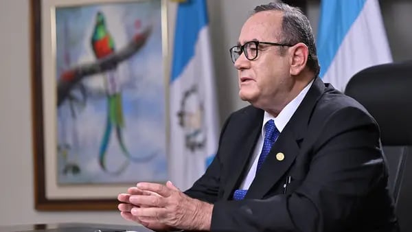 Guatemala: Giammattei anuncia que acepta condiciones de Arévalo para reanudar transicióndfd