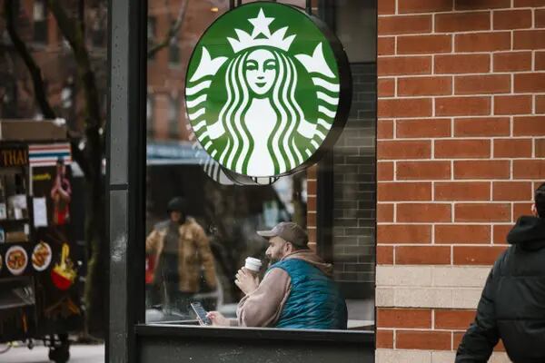 Starbucks tem primeira queda nas vendas desde 2020 com demanda mais fraca no exteriordfd