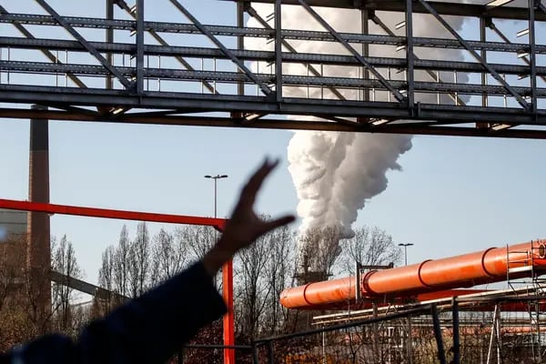 Vapor liberado de una chimenea en la unidad Carbalyst, que recicla gases residuales en etanol, en la planta siderúrgica de ArcelorMittal SA Ghent en Gante, Bélgica.