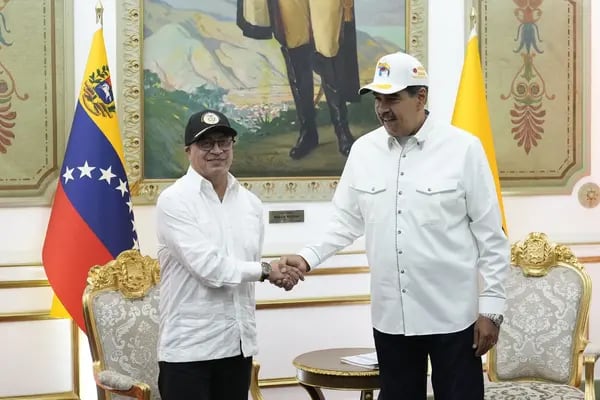 Nicolás Maduro, presidente de Venezuela, a la derecha, y Gustavo Petro, presidente de Colombia, se dan la mano en el Palacio de Miraflores en Caracas, Venezuela, el martes 9 de abril de 2024.