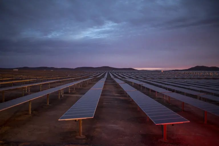 Paneles fotovoltaicos al atardecer en el desierto de Atacamadfd