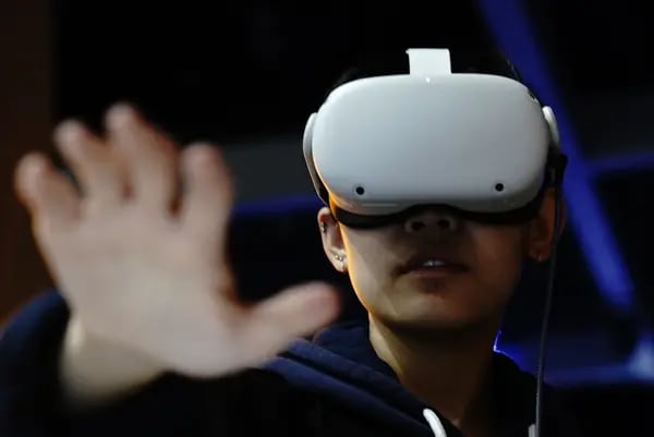 Un expositor muestra un casco de realidad virtual (RV) Oculus Quest 2 durante la conferencia NFT LA en Los Ángeles, California, Estados Unidos, el martes 29 de marzo de 2022.  Bing Guan/Bloomberg