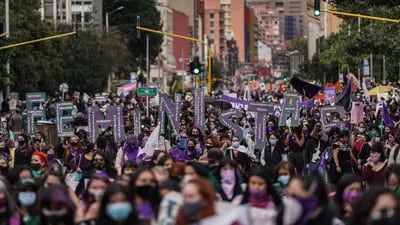 Manifestantes sostienen una pancarta durante una manifestación por el Día Internacional de la Mujer en Bogotá, Colombia, el lunes 8 de marzo de 2021.