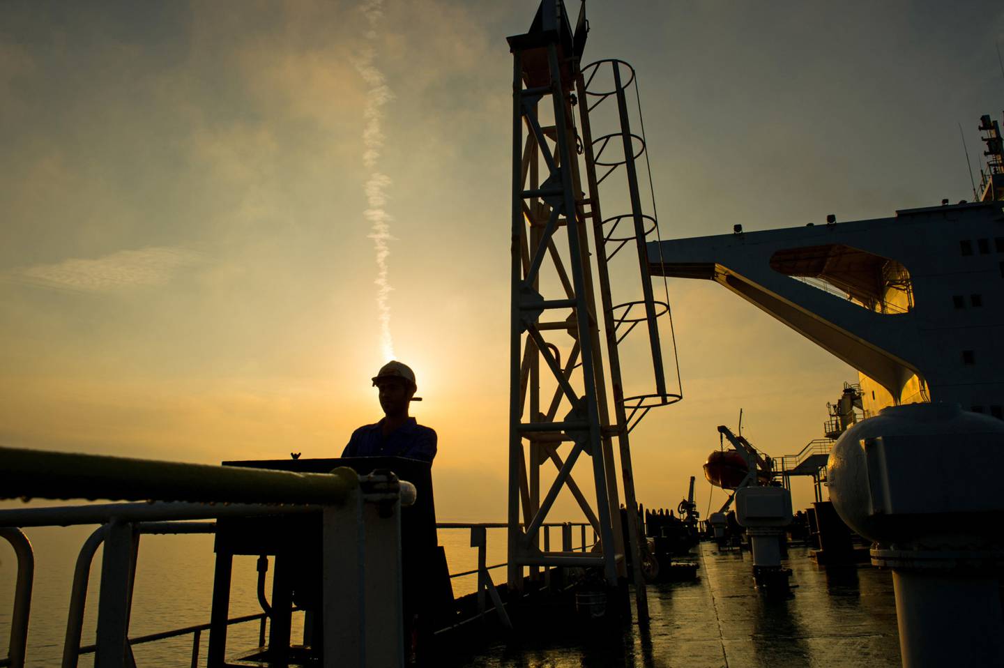 El petróleo se dispara tras recorte sorpresivo de producción de la OPEP+