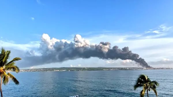 El incendio ha producido una nube negra sobre el norte de Cuba y ha paralizado las labores en el complejo industrial de Matanzas