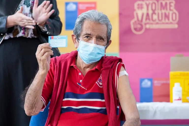 Una persona muestra su Pase de Movilidad después de ser vacunado contra el Covid-19 en Chile, el 8 de febrero de 2022.
Foto: Alejandra De Lucca V./Ministerio de Saluddfd