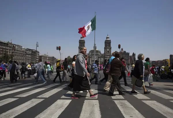Personas caminan afuera de la Catedral Metropolitana en Ciudad de México.