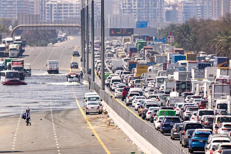 Dubái se paraliza por las inundacionesdfd