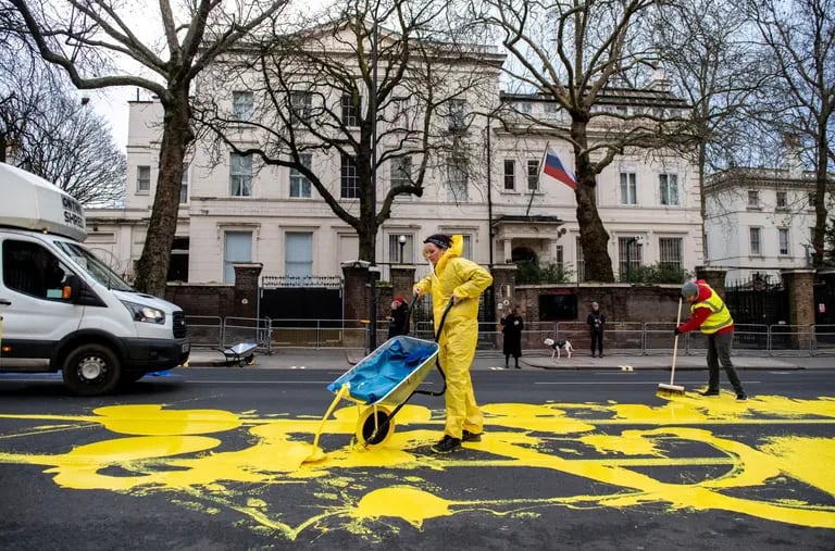 Activistas pintan la bandera de Ucrania fuera de la embajada de Rusia en el Reino Unidodfd
