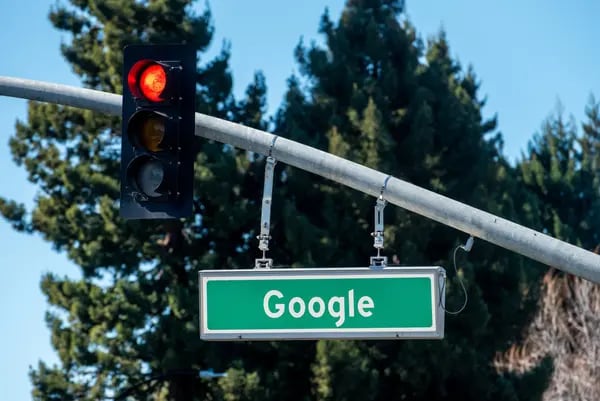 Google teme perder ingresos con publicidad con su actual motor de búsqueda y se enfrenta a la amenaza de perder su ventaja para nuevos competidores