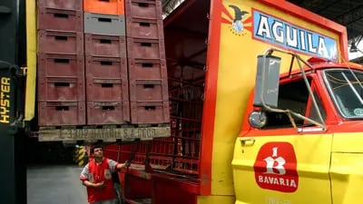 Un trabajador supervisa la carga de cajas de cerveza Águila en un camión de reparto en la fábrica de cerveza Bavaria SA en Bogotá, Colombia.