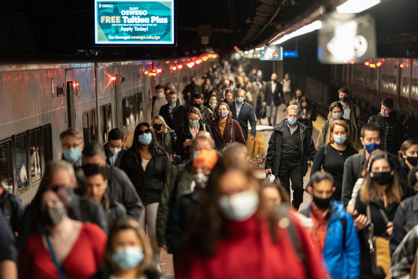 Viajeros llegan a la estación Grand Central durante la hora punta matinal en Nueva York.