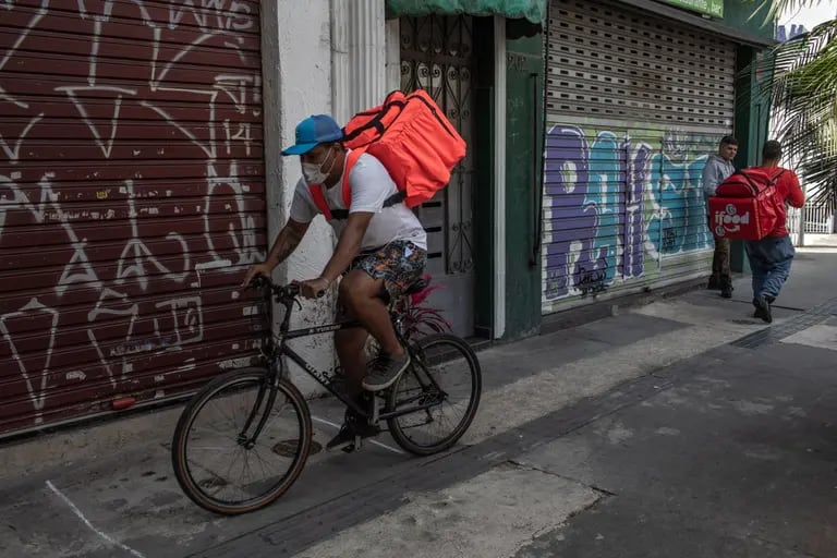 Un trabajador usa una máscara protectora mientras realiza una entrega de la aplicación Rappi en Sao Paulo, Brasil, el miércoles 1 de abril de 2020. dfd