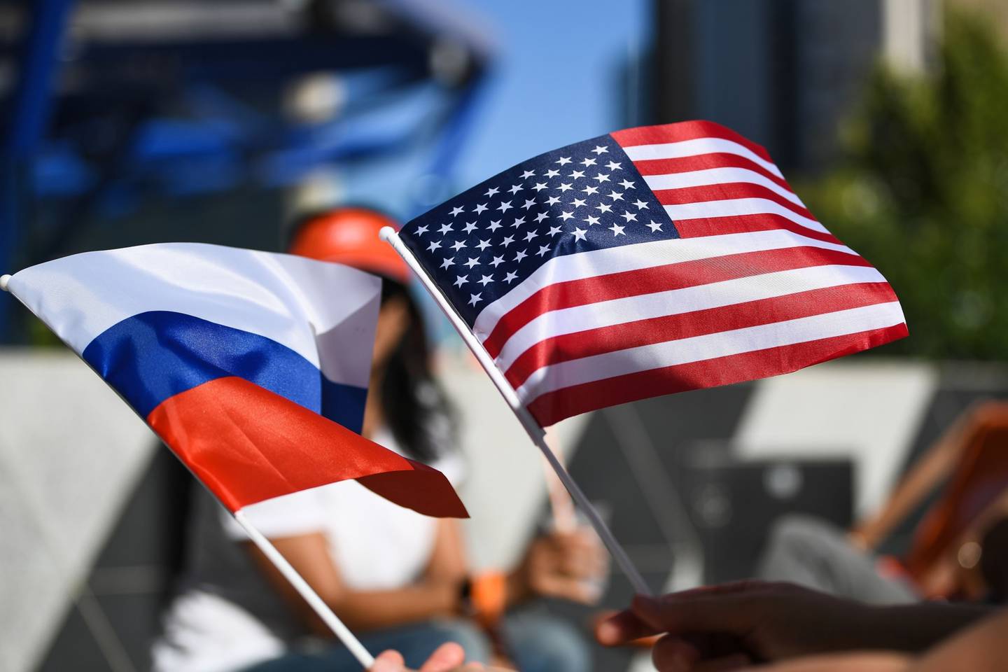 Las banderas del Equipo de Estados Unidos y del Equipo de Rusia ondean durante el tercer día de la Fase de Grupos de la Copa ATP 2020 en el RAC Arena el 05 de enero de 2020 en Perth, Australia.