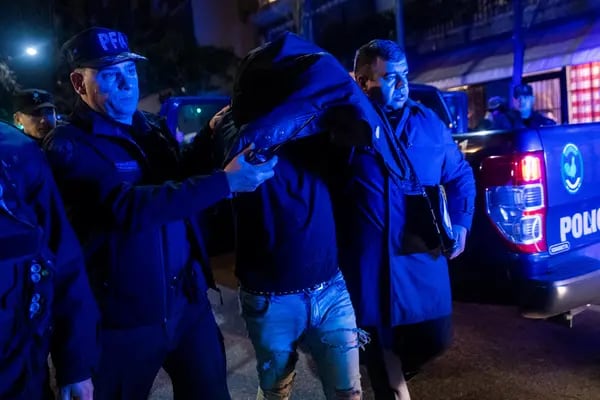 Agentes de policía detienen a un hombre armado que presuntamente intentó atacar a Cristina Fernández de Kirchner frente a su casa en Buenos Aires el 1 de septiembre.Fotógrafo: Tomás Cuesta/Getty Images