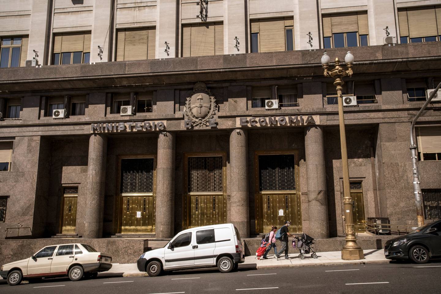 Argentina solo alcanzó a licitar el 65% de los bonos de deuda en agosto.