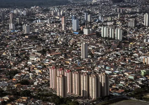 A survey commissioned by real estate platform QuintoAndar reveals that Brazilians' top priority is home ownership.