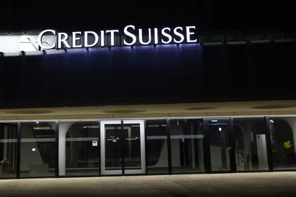 Un edificio de oficinas de Credit Suisse Group AG por la noche en el distrito de Muri de Berna, Suiza, el miércoles 15 de marzo de 2023. Fotógrafo: Stefan Wermuth/Bloomberg