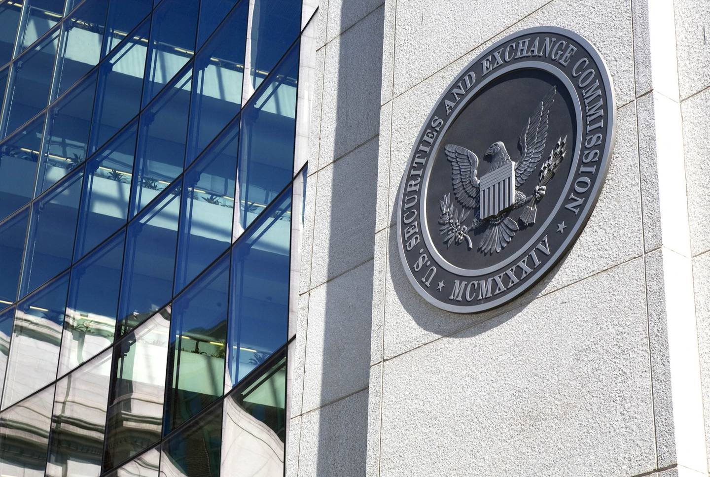 Segundo a SEC, Passos teria feito com que o IRB fizesse declarações falsas e enganosas diretamente aos investidores e para pelo menos um analista de valores mobiliários
