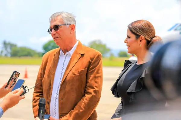 El millonario Ricardo Salinas Pliego llegó a El Salvador para conocer su experiencia en la adopción de bitcoin y explorar oportunidades de inversión. Foto: Secretaría de Comunicaciones | @ComunicacionSV