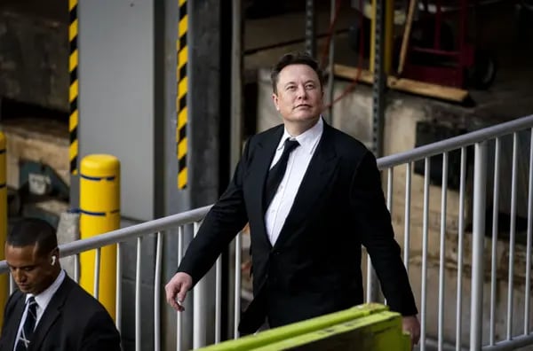 Elon Musk, CEO deTesla Inc., sale de una corte en Wilmington, Delaware, EE.UU.